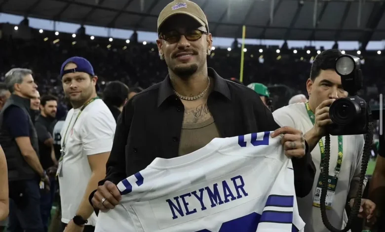 Neymar celebra a estreia da NFL no Maracanã e ganha camisa especial dos Dallas Cowboys