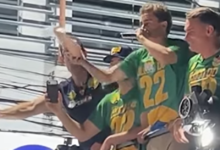 Nikolas Ferreira arremessa picanha para apoiadores em ato com Flávio Bolsonaro