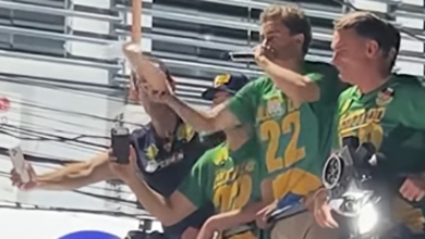 Nikolas Ferreira arremessa picanha para apoiadores em ato com Flávio Bolsonaro