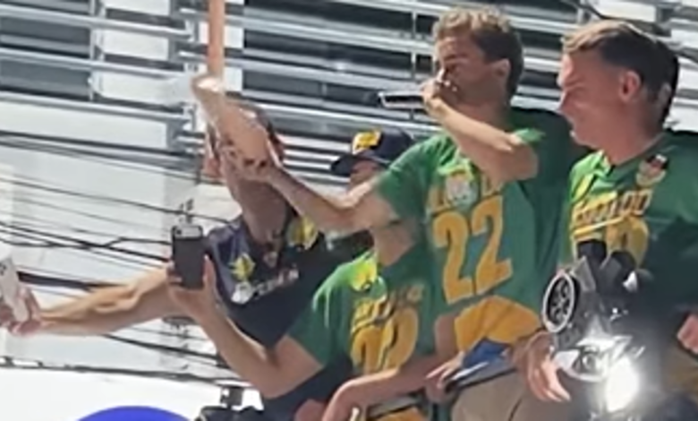 Nikolas Ferreira arremessa picanha para apoiadores em ato com Flávio Bolsonaro