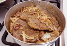 O erro comum ao temperar a carne que compromete a suculência do seu bife