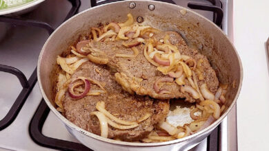 O erro comum ao temperar a carne que compromete a suculência do seu bife