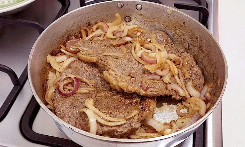 O erro comum ao temperar a carne que compromete a suculência do seu bife