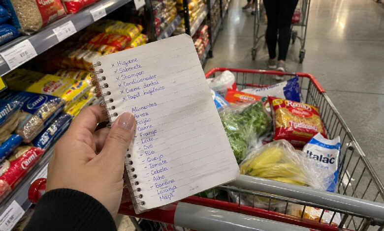 O hábito de usar lista de papel no supermercado revela traços de personalidade