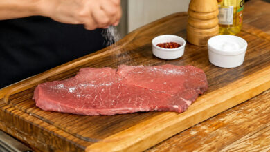 O momento certo de salgar o bife: evite o erro que solta água e impede a crosta perfeita