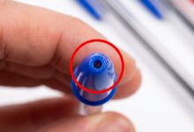 O segredo por trás do furo na tampa da caneta Bic e sua função vital
