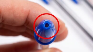 O segredo por trás do furo na tampa da caneta Bic e sua função vital