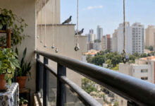O segredo por trás dos fios com porcas pendurados em varandas residenciais