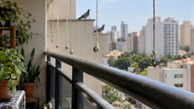 O segredo por trás dos fios com porcas pendurados em varandas residenciais