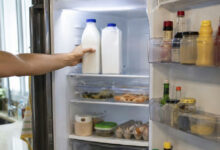 Onde guardar o leite na geladeira para evitar que o produto azede precocemente