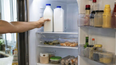 Onde guardar o leite na geladeira para evitar que o produto azede precocemente