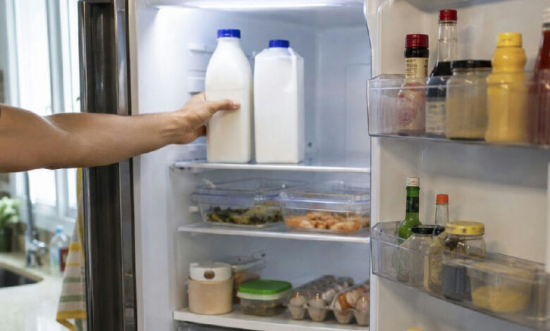 Onde guardar o leite na geladeira para evitar que o produto azede precocemente