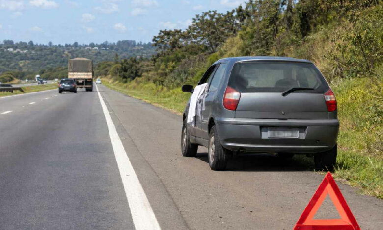 Pano branco no carro parado na rodovia: entenda o significado e os riscos