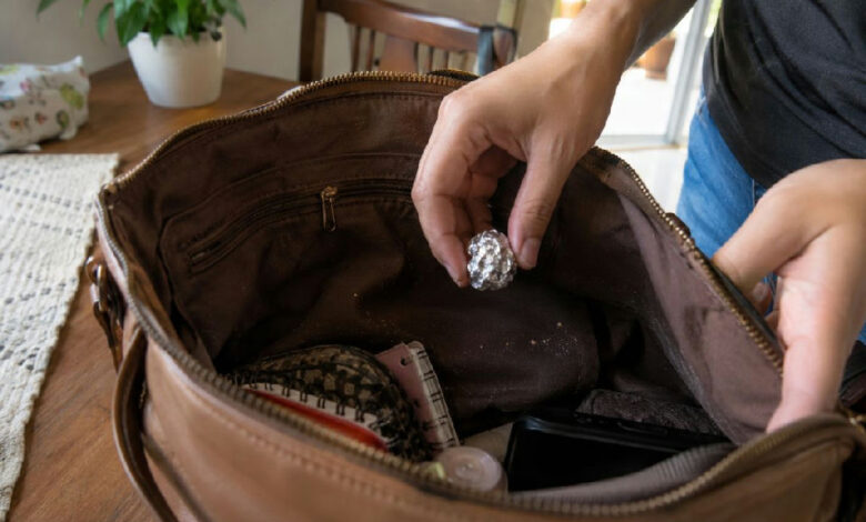 Papel-alumínio na bolsa: entenda o truque doméstico que promete facilitar a limpeza