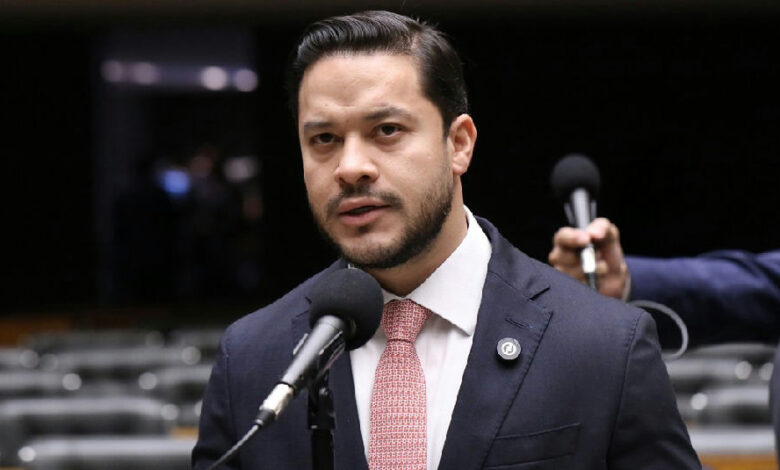 PF deflagra Operação Dinastia do Lago e investiga deputado Adail Filho por supostas fraudes em Coari
