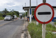 Placa de trânsito com faixa preta: desvendando o significado que confunde motoristas brasileiros