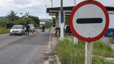 Placa de trânsito com faixa preta: desvendando o significado que confunde motoristas brasileiros
