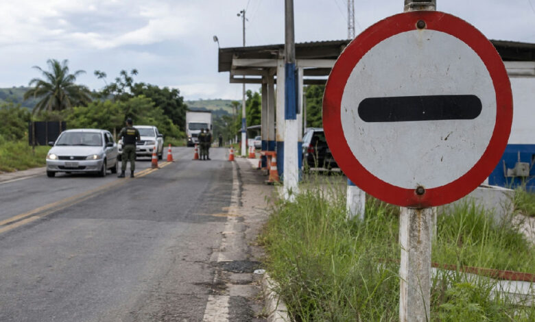 Placa de trânsito com faixa preta: desvendando o significado que confunde motoristas brasileiros