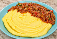 Polenta cremosa: o acompanhamento econômico que transforma pratos simples em refeições sofisticadas
