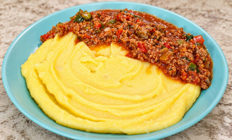 Polenta cremosa: o acompanhamento econômico que transforma pratos simples em refeições sofisticadas
