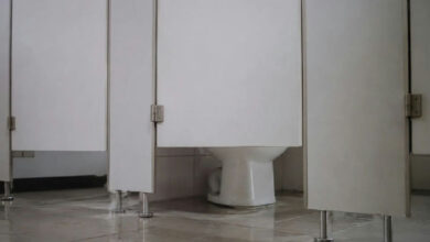 Por que as portas dos banheiros públicos possuem vãos na parte inferior