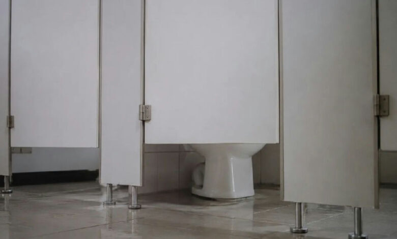 Por que as portas dos banheiros públicos possuem vãos na parte inferior