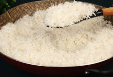Por que você deve parar de mexer o arroz durante o cozimento