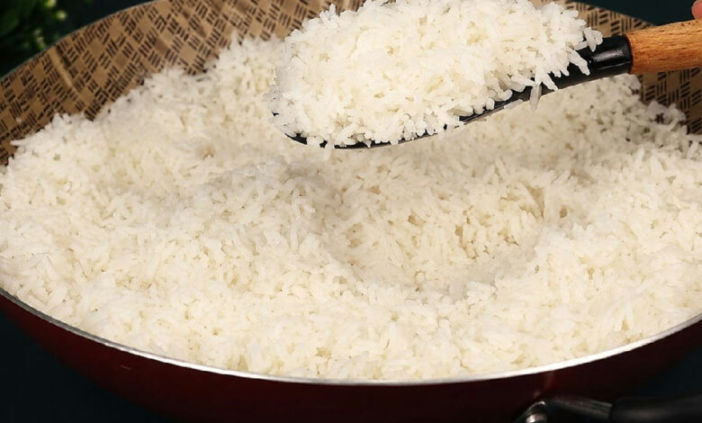 Por que você deve parar de mexer o arroz durante o cozimento