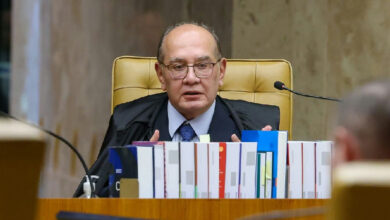 Quebra de sigilo de ex-assessora de Flávio Bolsonaro é mantida por Gilmar Mendes no STF