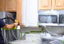 Renovação de armários com pintura spray transforma cozinhas sem necessidade de reforma