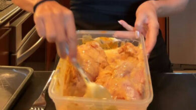 Segredo de chef para frango assado suculento revela o poder da marinada com iogurte