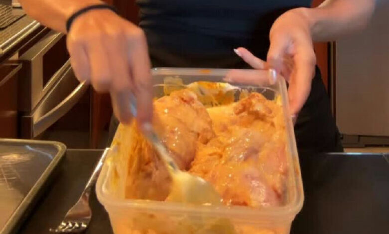 Segredo de chef para frango assado suculento revela o poder da marinada com iogurte