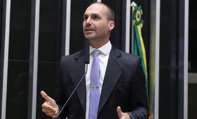 Supremo condena Eduardo Bolsonaro a um ano de detenção por difamar Tabata Amaral
