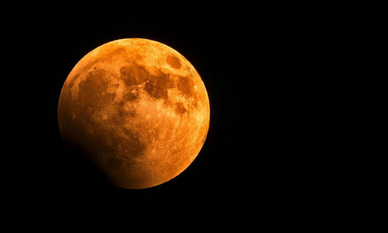 A Lua da Colheita ilumina o céu: primeira cheia da primavera surge maior e avermelhada neste sábado