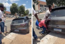 Ação coletiva resgata carro elétrico preso em bueiro no centro de Goiânia