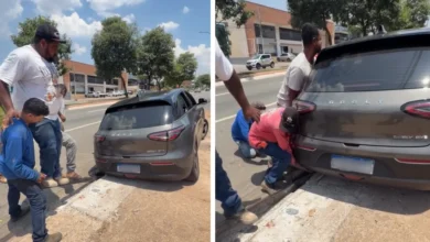 Ação coletiva resgata carro elétrico preso em bueiro no centro de Goiânia