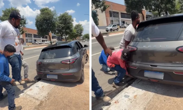 Ação coletiva resgata carro elétrico preso em bueiro no centro de Goiânia