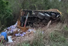 Acidente na Go-020: caminhão de alho despenca de ponte em Bela Vista