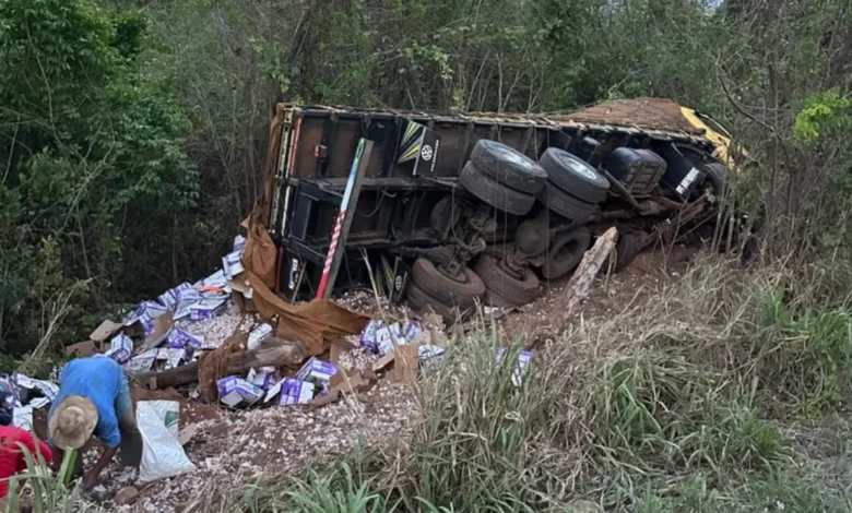 Acidente na Go-020: caminhão de alho despenca de ponte em Bela Vista