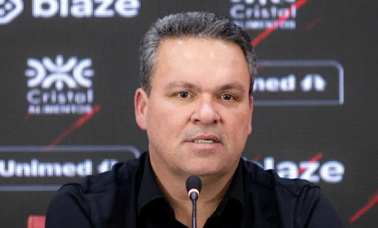 Adson prega cautela ao Atlético na reta final da Série B após entrada no G-6