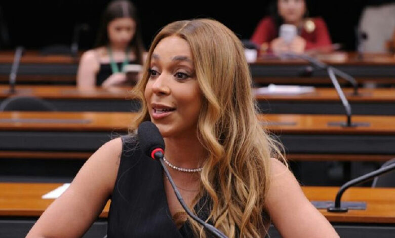 Ameaça de morte por e-mail com teor transfóbico faz Erika Hilton adiar voto neste domingo