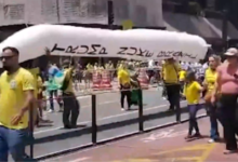 Apoiadores exibem réplica de míssil com mensagem sobre trump em ato na paulista