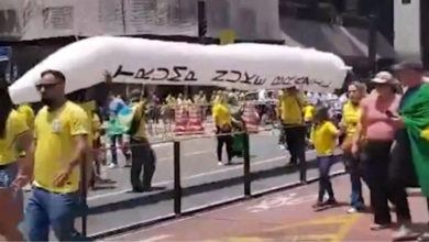 Apoiadores exibem réplica de míssil com mensagem sobre trump em ato na paulista