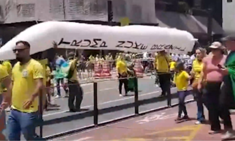 Apoiadores exibem réplica de míssil com mensagem sobre trump em ato na paulista