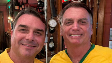Após suspensão de 90 dias, Flávio Bolsonaro retoma visitas ao pai com veto político