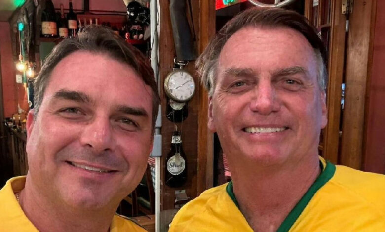 Após suspensão de 90 dias, Flávio Bolsonaro retoma visitas ao pai com veto político