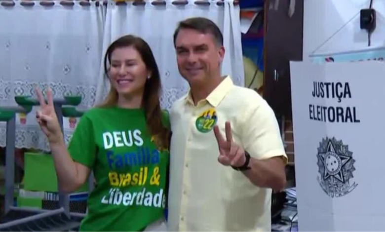 Após voto no Rio, Flávio Bolsonaro, candidato à Presidência, viaja a Brasília para apuração