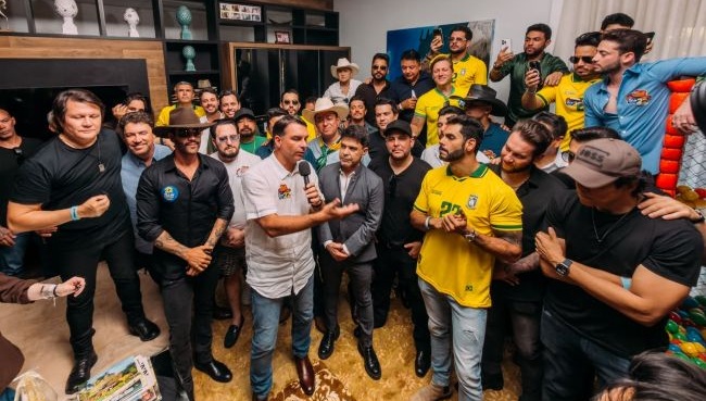 Artistas sertanejos como Gusttavo Lima e Zezé Di Camargo declaram apoio a Flávio Bolsonaro em Goiás