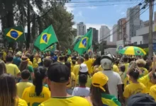 Ato em apoio a Flávio Bolsonaro mobiliza manifestantes na Avenida Ricardo Paranhos em Goiânia