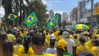 Ato em apoio a Flávio Bolsonaro mobiliza manifestantes na Avenida Ricardo Paranhos em Goiânia